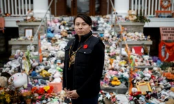 Le chef amérindien Mark Hill pose devant l'ancienne Mohawk Institute Residential School, à Brantford, au Canada, le 9 novembre 2021