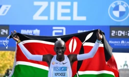 Le Kényan Eliud Kipchoge après sa victoire au marathon de Berlin, le 25 septembre 2022, avec un nouveau record du monde de la distance (2:01:09)