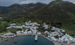 Vue aérienne du port de Katapola, sur l'île grecque d'Amorgos, le 14 février 2025
