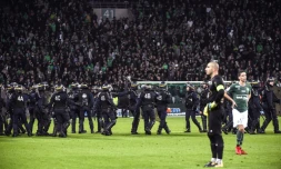 Les forces de l'ordre déployées lors d'incidents durant le derby Saint-Etienne - Lyon, le 5 novembre 2017,  au stade Geoffroy-Guichard