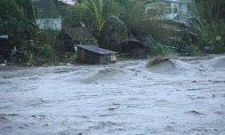 Montée des eaux au passage du typhon Goni, à Legazpi, le 1er novembre 2020 aux Philippines