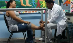 Walter Aguilar (D), lui même amputé de la jambre droite après un accident de circulation en 2001, s'est spécialisé dans la fabrication de prothèses de polypropylène