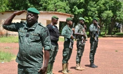 Des gardes forestiers ivoiriens se prĂ©parent Ă patrouiller dans la forĂȘt classĂ©e de TĂ©nĂ©, dans le Sud-Ouest de la CĂŽte d'Ivoire, le 19 mai 2021