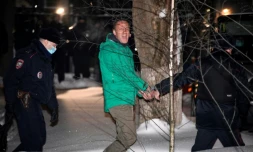 L'opposant russe Alexeï Navalny escorté hors d'un commissariat de police le 18 janvier 2021, à Khimki, près de Moscou