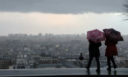 Des promeneurs sur la Butte Montmartre, à Paris, le 16 janvier 2018