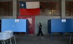 Une femme entre dans le centre de vote au stade national Julio MartĂnez Prádanos Ă Santiago, le 15 novembre 2025.
