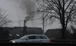 Pollution par une cheminée dans les environs de Varsovie, le 3 février 2017 