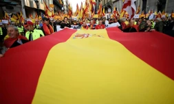 Des manifestants portent un drapeau espagnol lors d'une manifestation contre l'indépendance de la Catalogne à Barcelone, le 6 décembre 2017