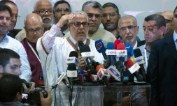 Le Premier ministre marocain, et secrétaire général du parti islamiste PJD, Abdelilah Benkirane (C), parle lors d'une conférence de presse aprÚs l'annonce des premiers résultats