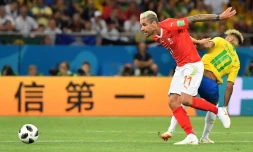 Le Suisse Valon Behrami au duel avec Neymar Jr lors du match contre le Brésil à Rostov-sur-le-Don, le 17 juin 2018