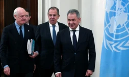 L'émissaire de l'ONU pour la Syrie Staffan de Mistura (g), le ministre russe des Affaires étrangÚres Sergueï Lavrov (c) et le ministre russe de la Défense Sergueï Shoigu (d), le 21 décembre 2017 à Moscou
