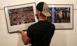 Des photos de l'exposition "Photographe anonyme en Birmanie" réalisée pour le New York Times, en amont du Festival international de photojournalisme Visa pour l'Image, à Perpignan, le 25 août 2021