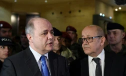Le ministre de l'Intérieur Bruno Le Roux et le ministre de la Défense Jean-Yves Le Drian le 3 février 2017 au Louvre à Paris