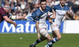 L'arrière de Castres Geoffrey Palis tente de résister à un plaquage lors d'un match du Top 14 contre l'UBB à Bordeaux, le 19 février 2017