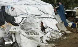 Photo d'un enfant palestinien devant le logement de fortune de sa famille, le 17 janvier 2018 dans la bande de Gaza
