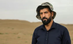 L'archéologue irakien Aqeel Mansarawi lors d'une interview sur le site archéologique d'Umm al-Aqarib, fréquemment enseveli par des tempêtes de sable dues à la désertification, dans la province irakienne de Dhi Qar le 31 mars 2023