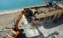Un bulldozer détruit le restaurant les Marinières à Villefranche-sur-mer le 20 mars 2008
