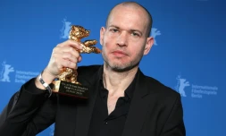 Le réalisateur israélien Nadav Lapid pose avec son Ours d'or du meilleur film lors de la cérémonie de remise des prix à la 69e édition de la Berlinale le 16 février 2019 à Berlin