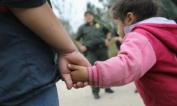 Photo d'archives du 4 janvier 2017 d'agents du contrôle des frontières américaines au Texas emmenant des migrants clandestins originaires d'Amérique centrale en détention 