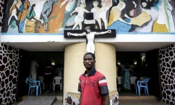 Un Congolais devant une Ă©glise oĂč se tient une messe avant une manifestation contre le maintien au pouvoir du prĂ©sident Joseph Kibila, le 21 janvier 2018 Ă  Kinshasa