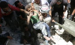 Un adolescent extrait des décombres lors de raids aériens le 25 juillet 2016 sur Alep