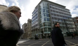 Des passants devant les bureaux de la société Cambridge Analytica dans le centre de Londres, le 20 mars 2018