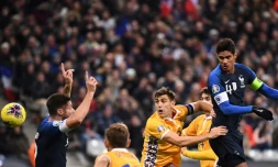 Le capitaine RaphaĂ«l Varane remet Ă hauteur l'Ă©quipe de France en marquant de la tĂȘte contre la Moldavie, le 14 novembre 2019 au Stade de France