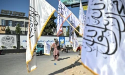 Un vendeur afghan vend des drapeaux talibans à Kaboul le 15 août 2026, alors que le gouvernement taliban célÚbre le cinquiÚme anniversaire de son retour au pouvoir