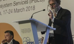 Le président de l'IPBES, Robert Watson, écouté par le président colombien Juan Emmanuel Santos, lors de son discours d'ouverture le 17 mars 2018 à Medellin
