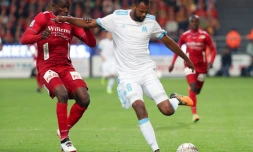 Le Marseillais Rolando (d) à la lutte avec Joseph Akpala d'Ostende au 3e tour  préliminaire retour de la C3, le 3 août 2016 à Ostende