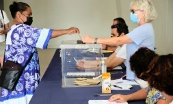 Une femme vote le 12 décembre 2021 à Nouméa pour le 3e référendum sur l'indépendance en Nouvelle-Calédonie