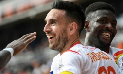 L'attaquant lensois Adrien Thomasson (g) vient de marquer à Lorient, le 21 mai 2023  