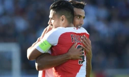 Le Colombien Radamel Falcao buteur pour Monaco contre Angers, félicité par son coéquipier Nabil Dirar, le 8 avril 2017 au stade Raymond Kopa
