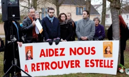 Eric Mouzin (g), père de Estelle Mouzin, lors d'un rassemblement le 11 janvier 2014 à Guermantes (près de Paris)