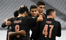 Le milieu allemand de Manchester City, Ilkay Gundogan (g), félicité par ses coéquipiers pour son but lors du match de groupes de la Ligue des champions face à Marseille, au Vélodrome, le 27 octobre 2020