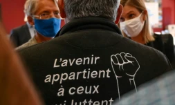 La ministre du travail Elisabeth Borne (g) et la ministre déléguée à l'industrie Agnès Pannier-Runacher (d), s'entretiennent avec des syndicalistes sur le site de l'usine Bridgestone à Béthune, le 21 septembre 2020
