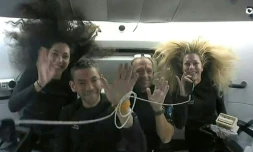 L'équipage de la mission Polaris Dawn de SpaceX, comprenant (de gauche à droite) l'ingénieure chez SpaceX Sarah Gillis, le milliardaire Jared Isaacman, l'ancien de l'US Air Force Scott Poteet, et l'autre employée de SpaceX Anna Menon, dans leur capsule Dragon dans l'espace, le 13 septembre 2024