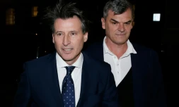 Le président de l'IAAF Sebastien Coe (g) et son directeur de cabinet Nick Davies, le 9 novembre 2015 à Londres