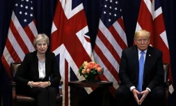 La PremiÚre ministre britannique Theresa May (G) et le président américain Donald Trump (D) le 26 septembre 2018 à New York, lors d'une assemblée de l'ONU