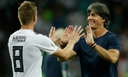 Le buteur décisif de l'Allemagne Toni Kroos (g) félicité par son sélectionneur Joachim Löw après la victoire contre la Suède, le 23 juin 2018 à Sotchi