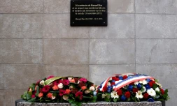 La plaque rendant hommage à Manuel Dias, tué le devant le Stade de France à Saint-Denis, prÚs de Paris, et premiÚre victime des attentats du 13 novembre 2015, lors d'une cérémonie organisée le 13 novembre 2024