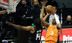 Chris Paul des Phoenix Suns tire malgré la défense de Terance Mann des LA Clippers lors du match 6 de la finale de la conférence Ouest de basket NBA, le 30 juin 2021 à Los Angeles