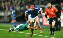 L'ailier du XV de France Louis Bielle-Biarrey échappe à un placage du demi de mêlée irlandais Jamison Gibson-Park, au Stade de France, à Saint-Denis, le 5 février 2026