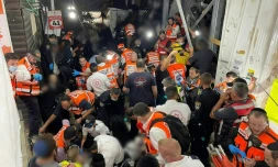 Photo fournie par les services de secours des sauveteurs s'activant auprès des blessés et morts après une bousculade géante lors d'un rassemblement religieux dans le nord d'Israël, le 30 avril 2021