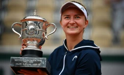 La TchÚque Barbora Krejcikova brandit son trophée aprÚs sa victoire en finale de Roland-Garros contre la Russe Anastasia Pavlyuchenkova, le 12 juin 2021