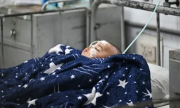 Un enfant reçoit un traitement contre la rougeole à l'hÎpital Shishu, le 4 septembre 2026 à Dacca, au Bangladesh