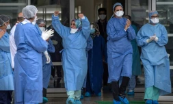 Des personnels soignants applaudissent la sortie de patients guéris du Covid-19, le 12 avril 2020 à Rabat, au Maroc