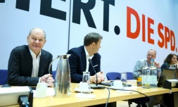Le chancelier allemand Olaf Scholz (g) et le codirigeant du Parti social-démocrate (SPD) Lars Klingbeil (2e g) assistent à une réunion du conseil d'administration du SPD à Berlin, le 11 novembre 2024