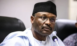 Le président de la Commission électorale du Nigéria, Mahmood Yakubur Mahmood Yakubu, annonce le repport d'une semaine de l'élection présidentielle à Abuja le 16 février 2019