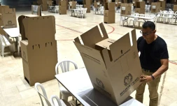 Mise en place d'un bureau de vote à Cali, le 26 octobre 2019, pour les élections locales le lendemain en Colombie.
